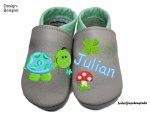 Lederpuschen grau-mint mit rechts Stickerei Schild Blume (mint-hellblau-hellgrün-schwarz) Blume (mint-hellblau) und links Namen (hellblau), Kleeblatt (hellgrün) und Pilz schlicht (rot-weiß-creme-hellgrün)